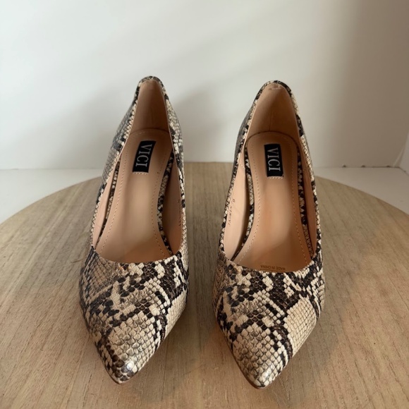 VICI Snakeskin Block Heel Pumps Women’s Size 9 Faux Leather Pointed Toe - Picture 4 of 7